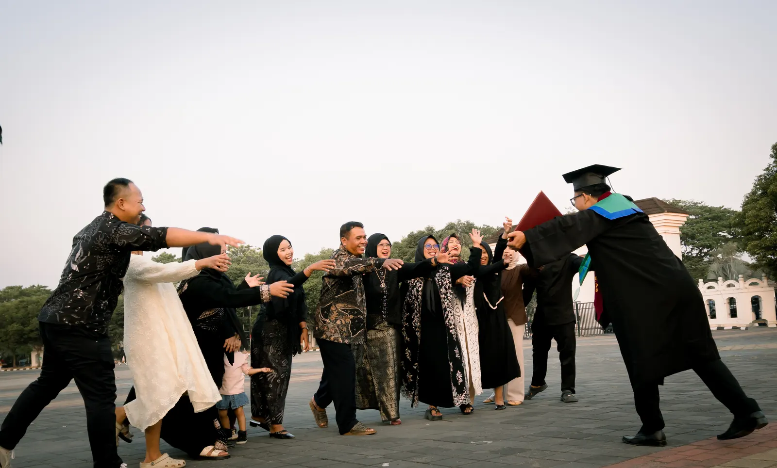 Wisudawan berlari menyambut keluarga dalam sesi foto wisuda asli Seeyuu Studio di Serang